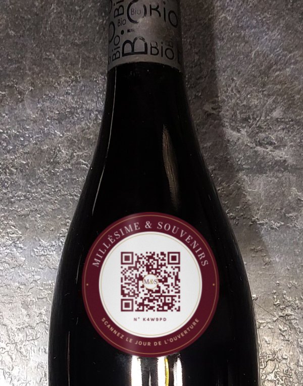 Bouteille avec une étiquette ronde Millésime & Souvenirs et son QR code